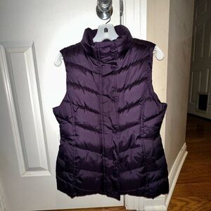 Women’s Gap Purple Plum Puffer Vest Jacket Coat Size Small zip up & snaps